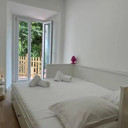 Camelia's Garden Apartment